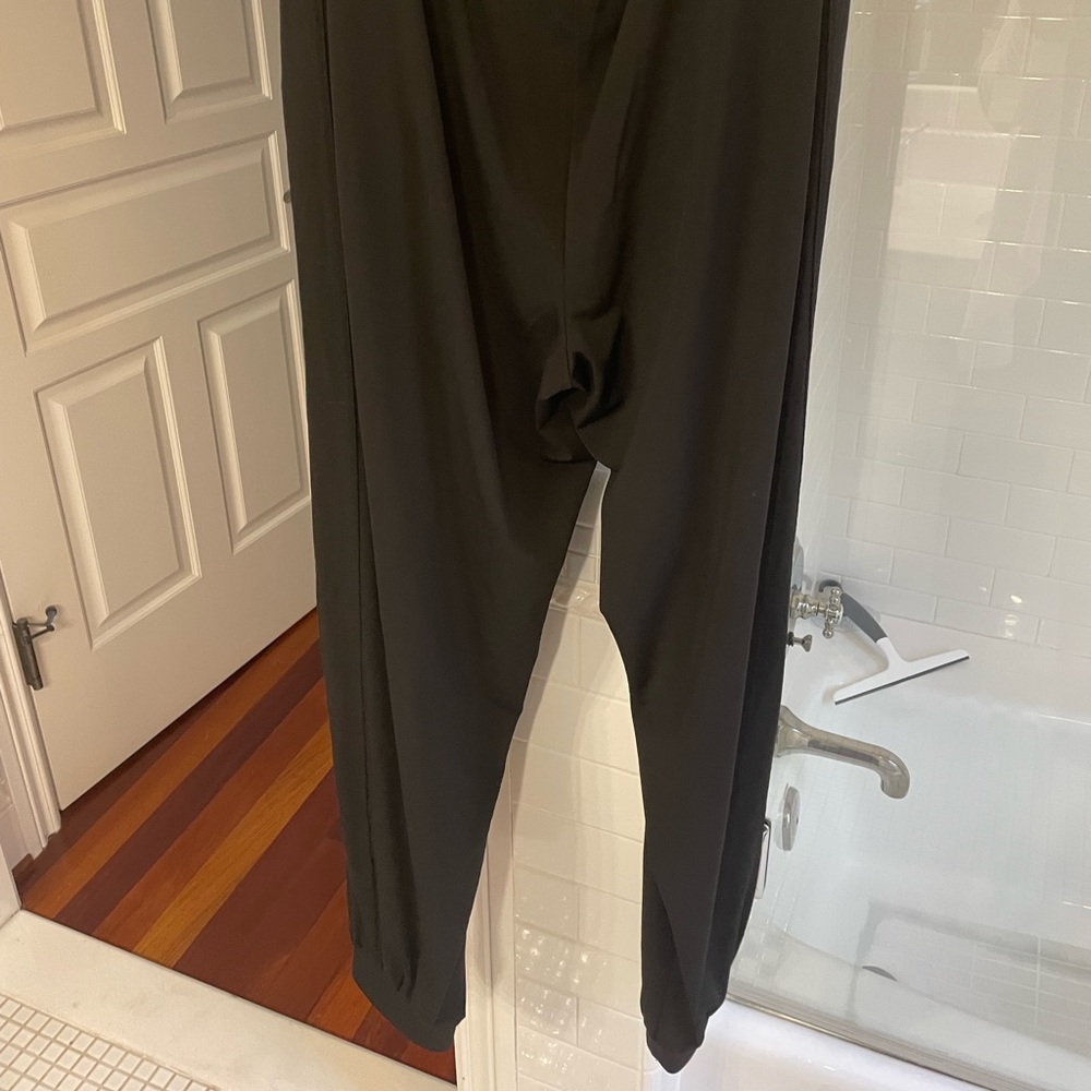 Black jogger, elastic waist. Lisa Rinna size small